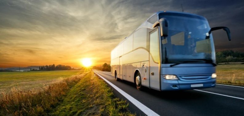 Reisebus auf einer Landstraße