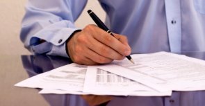 Person, die Unterlagen bearbeitet